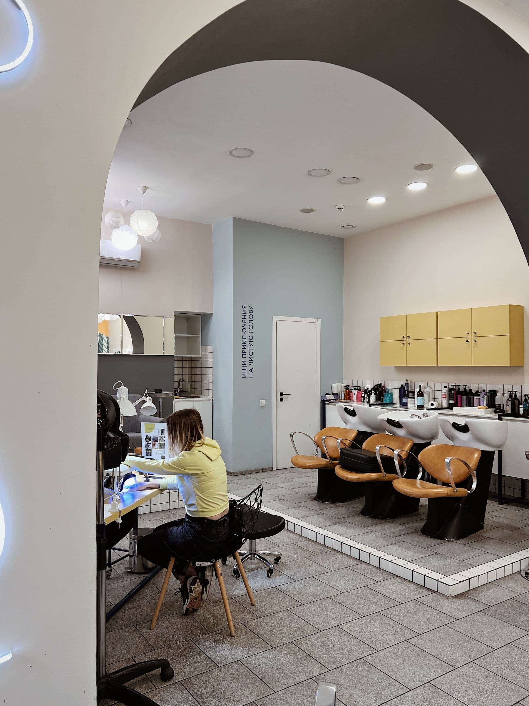 Interior organizado de um salão de beleza com bancada, espelhos e lavatório